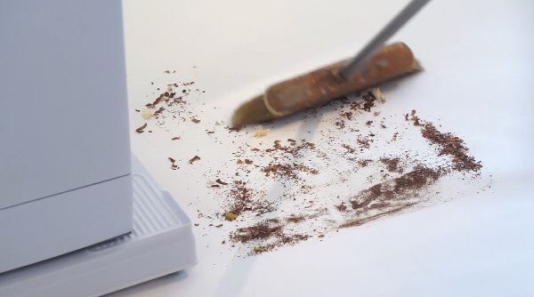 לנקות מאחורי מכונת הכביסה בקלות עם איזי סליידר לנקות מאחורי מכונת הכביסה בקלות עם איזי סליידר