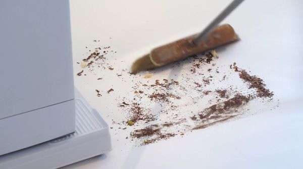 לנקות מאחורי מכונת הכביסה בקלות עם איזי סליידר